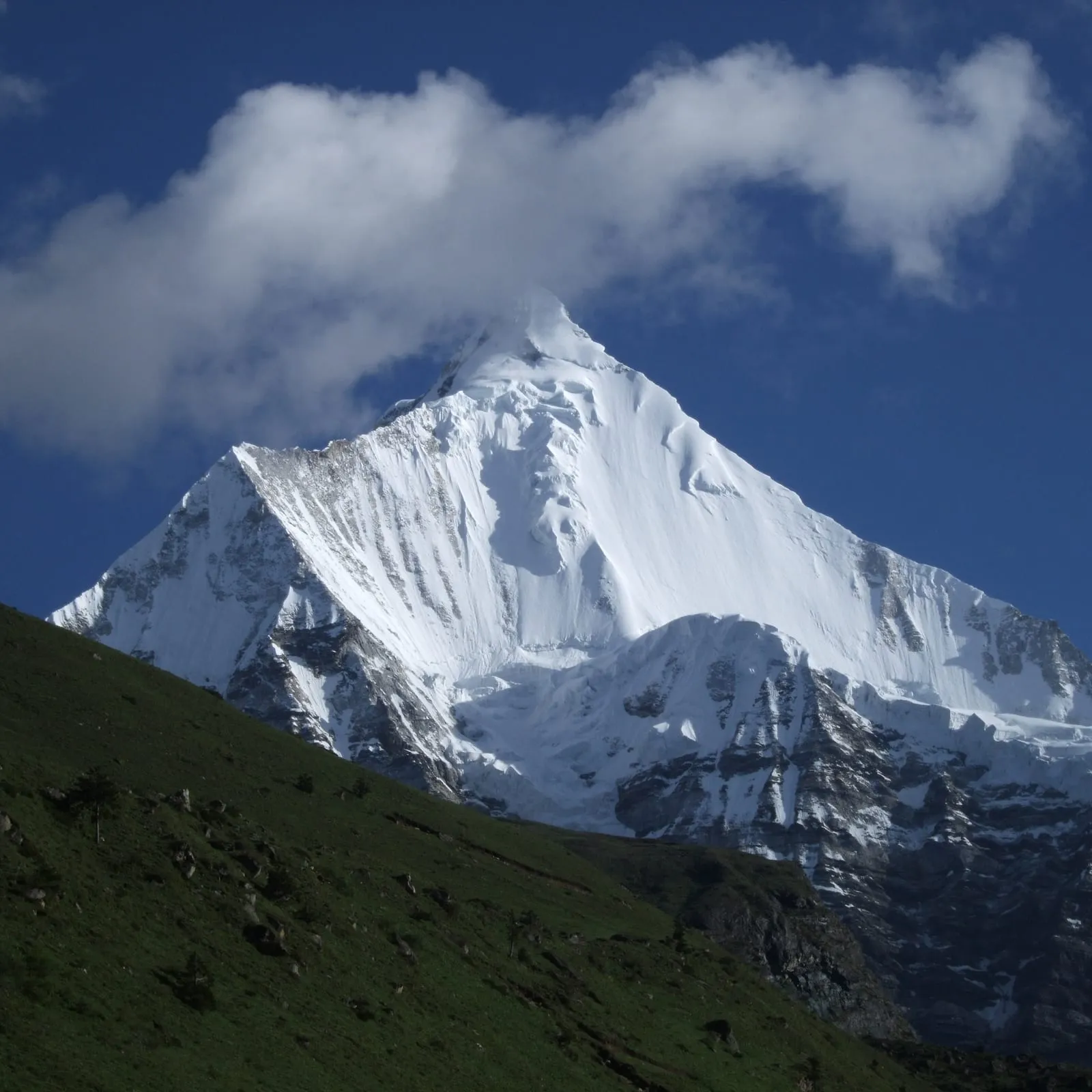 Jichu Drake rising beside Jomolhari